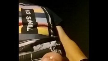 Masturb&aacute ndose en su habitaci&oacute n