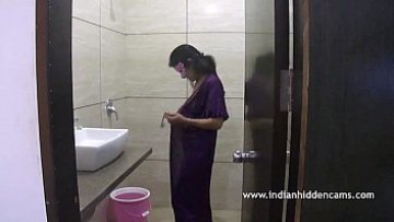 MMS Scandal Indian Bhabhi In bathroom nude