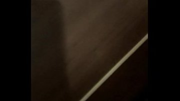 Corno de pau pequeno gozando