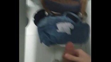 Batendo uma no banheiro do trampo